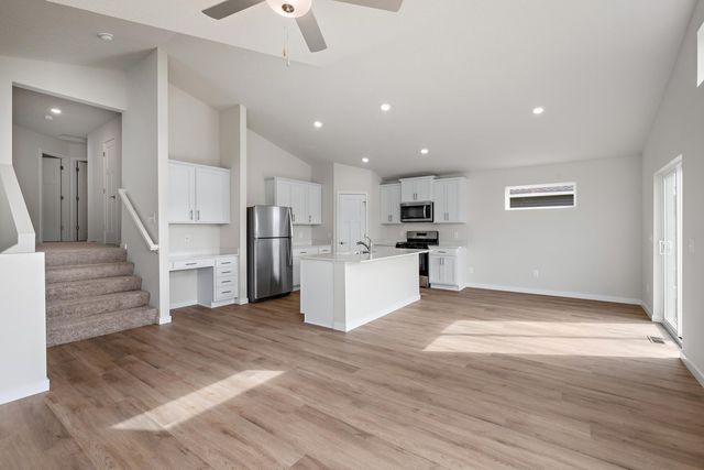 605 Redwood Loop N, Cambridge, MN 55008