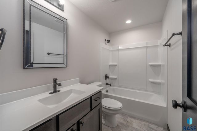 5300 E 64th St, Sioux Falls, SD 57108