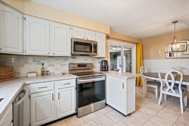 31733 Pembroke Street, Livonia City, MI 48152