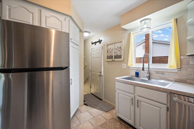 31733 Pembroke Street, Livonia City, MI 48152