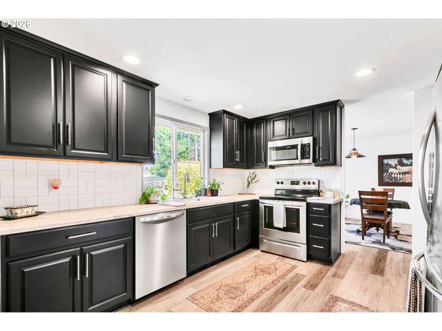 6616 E St, Springfield, OR 97478