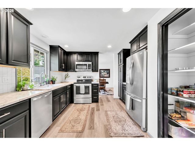 6616 E St, Springfield, OR 97478