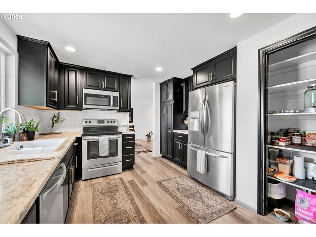 6616 E St, Springfield, OR 97478