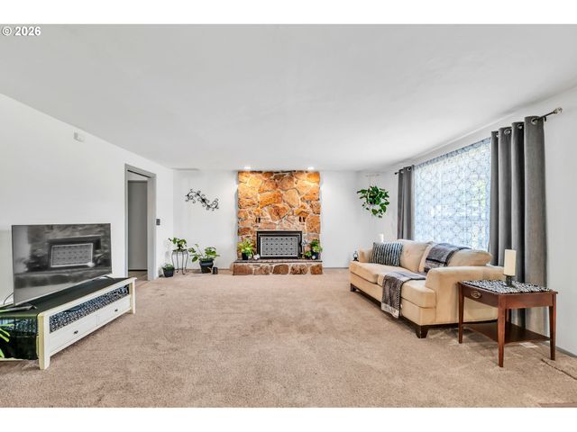 6616 E St, Springfield, OR 97478
