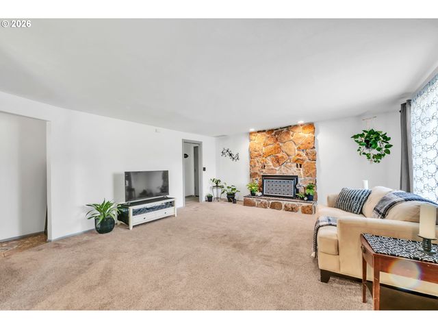 6616 E St, Springfield, OR 97478