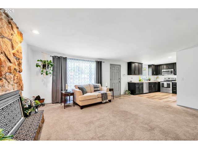 6616 E St, Springfield, OR 97478
