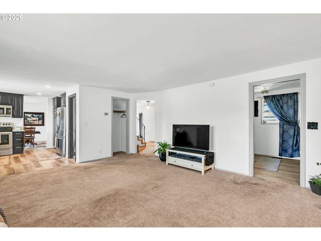 6616 E St, Springfield, OR 97478
