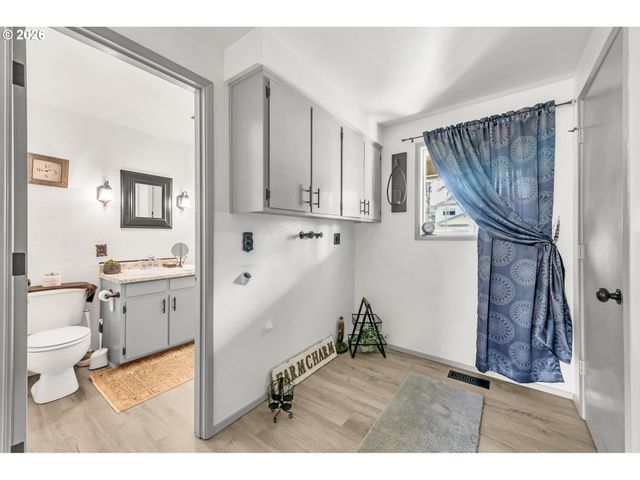 6616 E St, Springfield, OR 97478