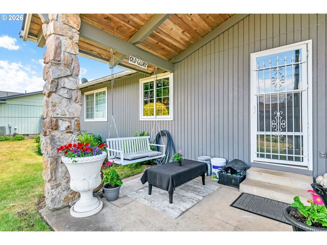 6616 E St, Springfield, OR 97478