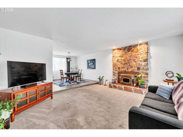 6616 E St, Springfield, OR 97478