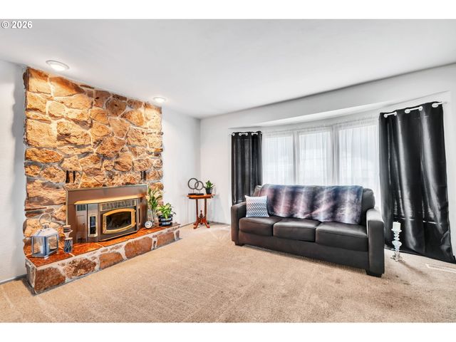 6616 E St, Springfield, OR 97478