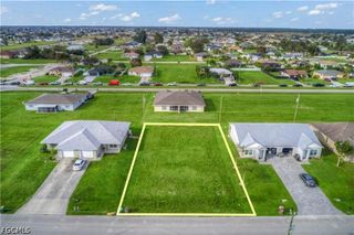 833 NE 15th LN, Cape Coral, FL 33909