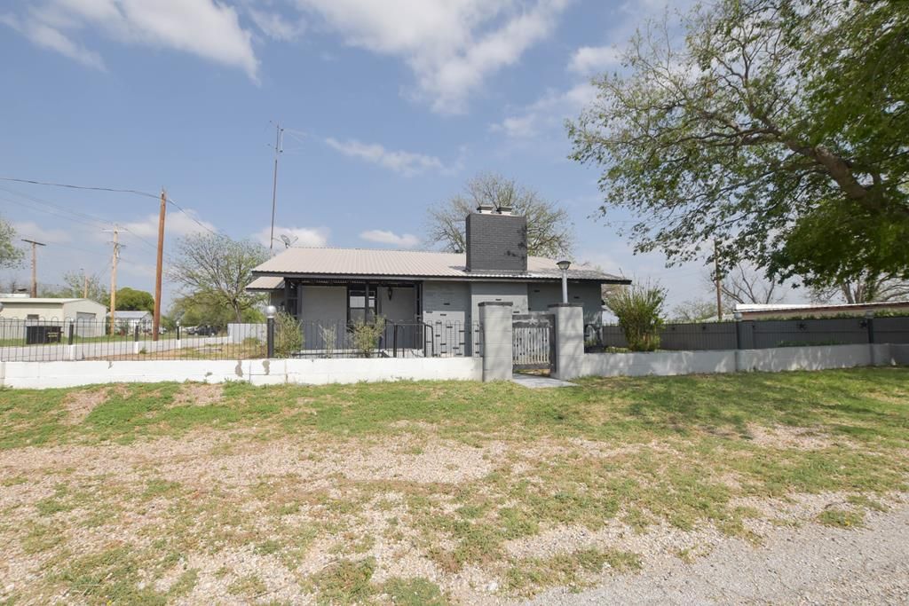 Image 2 of property listing at 11550 Beaumont Ave, Carlsbad, TX 76934