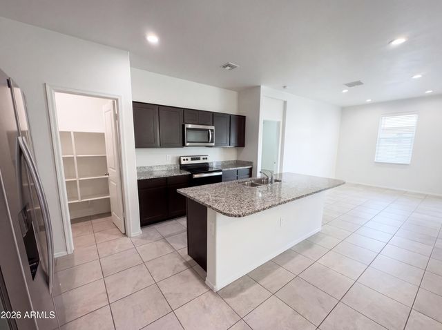 18616 W DESERT HOLLOW Drive, Wittmann, AZ 85361