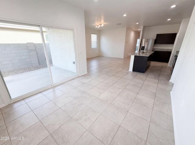 18616 W DESERT HOLLOW Drive, Wittmann, AZ 85361