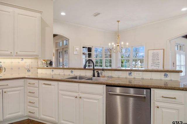 1405 Royal Oak Dr, Tyler, TX 75703