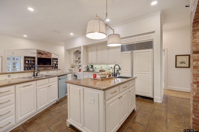 1405 Royal Oak Dr, Tyler, TX 75703