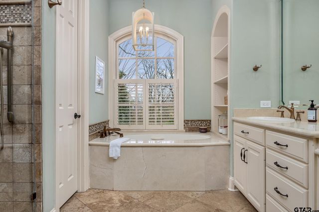 1405 Royal Oak Dr, Tyler, TX 75703