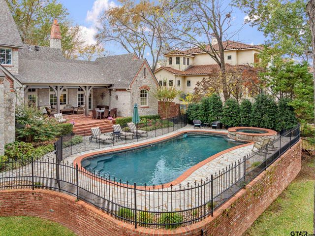 1405 Royal Oak Dr, Tyler, TX 75703