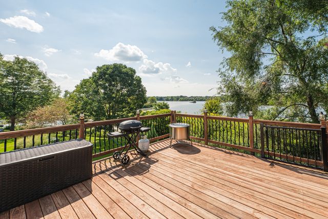 1777 Napa Suwe Court, Wauconda, IL 60084