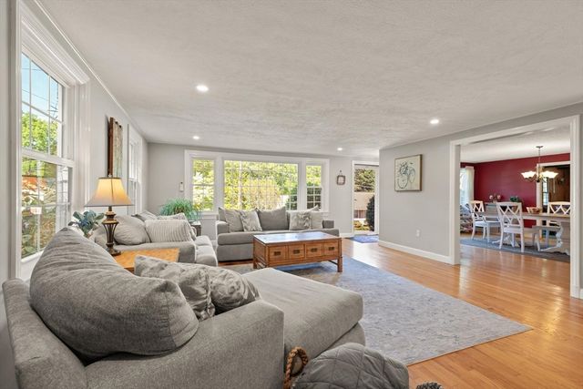 10 Hornbeam Hill Rd, Chelmsford, MA 01824