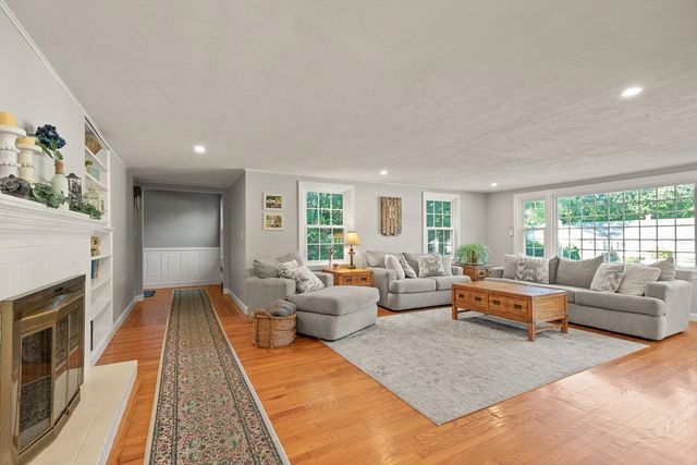 10 Hornbeam Hill Rd, Chelmsford, MA 01824