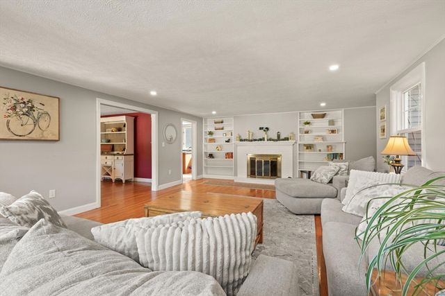 10 Hornbeam Hill Rd, Chelmsford, MA 01824