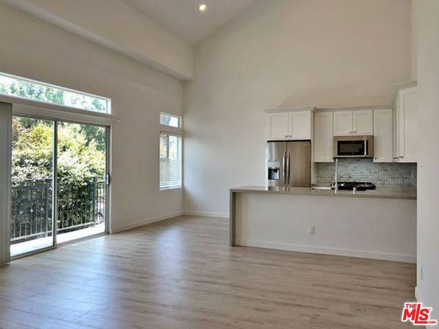 10560 SANTA MONICA 7, Los Angeles, CA 90025