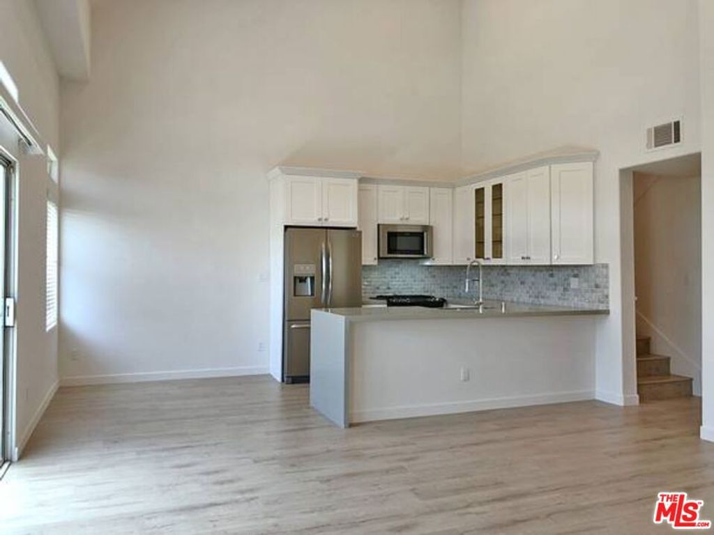 10560 SANTA MONICA 7, Los Angeles, CA 90025