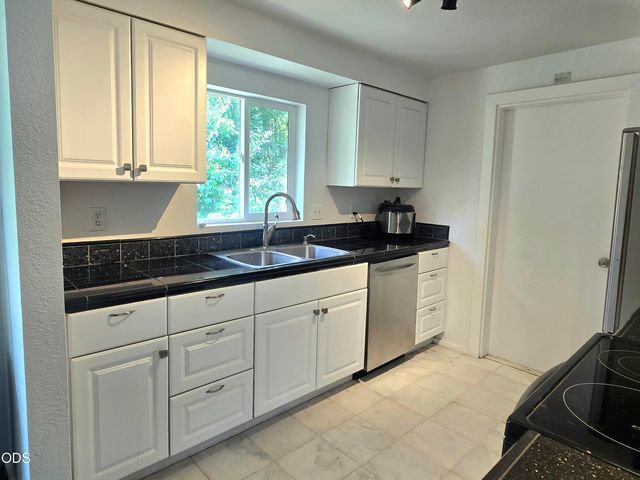 1133 SW Ballinger Drive, Grants Pass, OR 97526