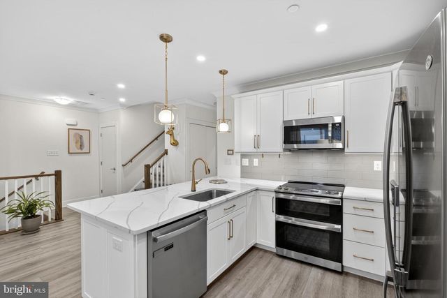 905 RIVERPLACE DR, Conshohocken, PA 19428
