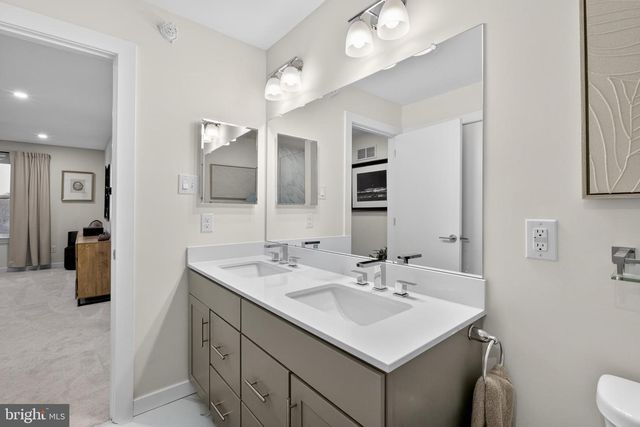 905 RIVERPLACE DR, Conshohocken, PA 19428