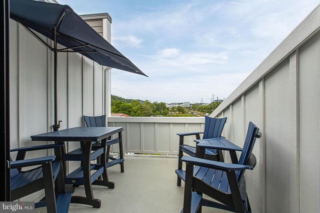 905 RIVERPLACE DR, Conshohocken, PA 19428
