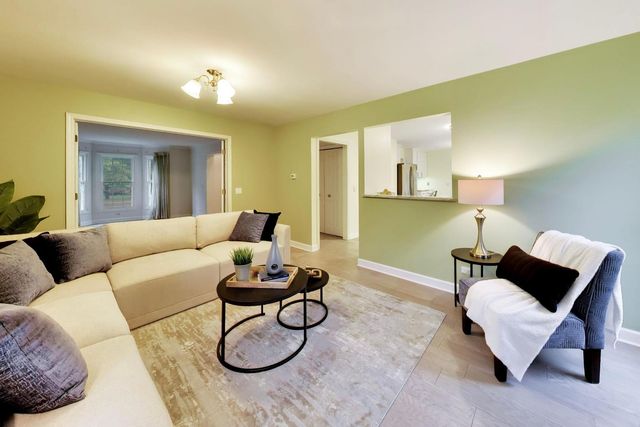 861 W Dorset Avenue, Palatine, IL 60067