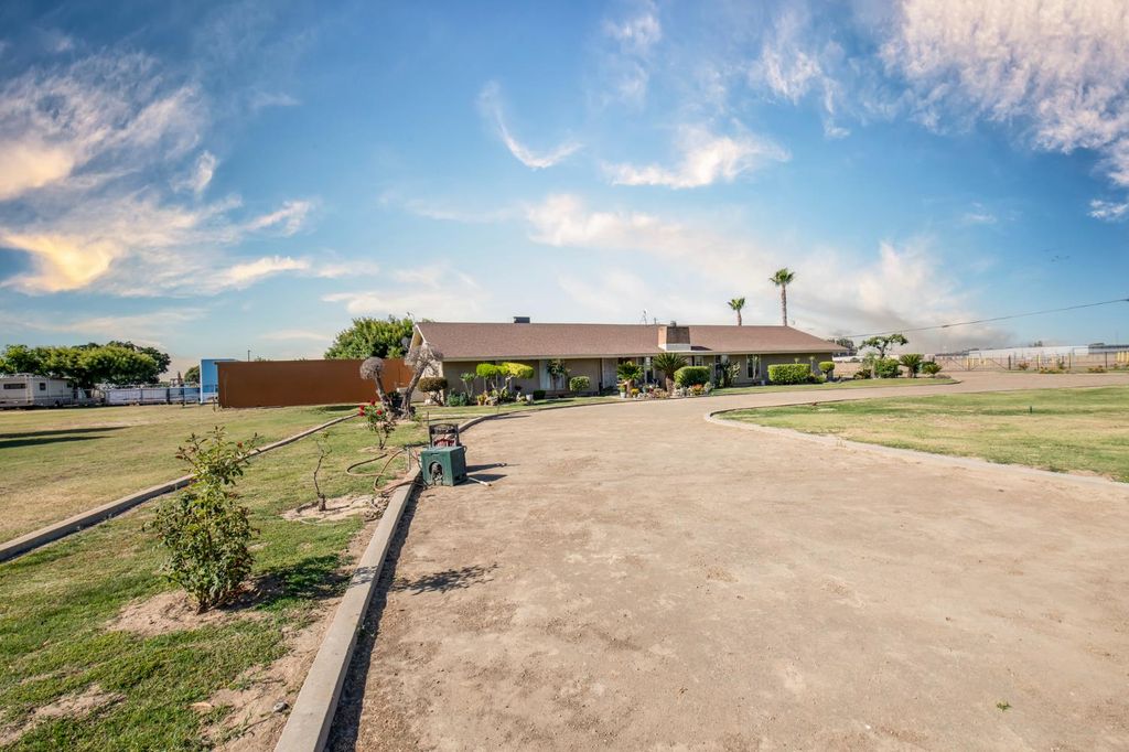 4037 E North Avenue, Fresno, CA 93725