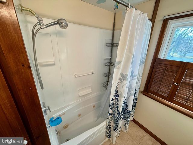 380 ERIE AVE, Carneys Point, NJ 08069