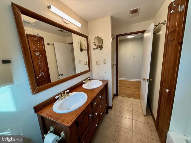 380 ERIE AVE, Carneys Point, NJ 08069