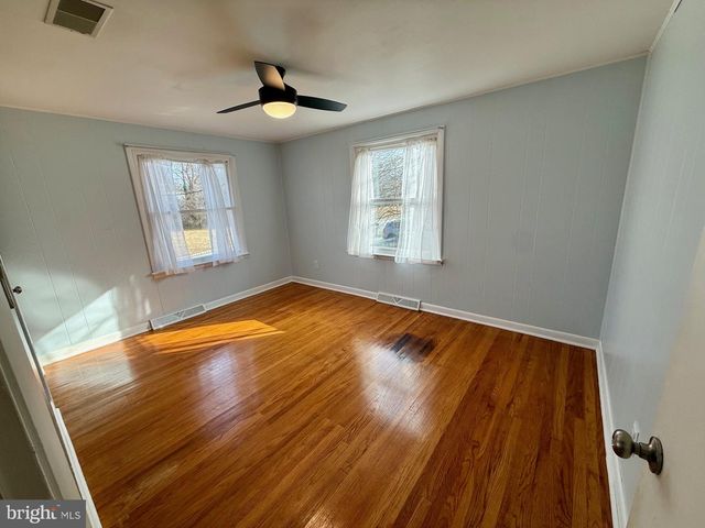 380 ERIE AVE, Carneys Point, NJ 08069