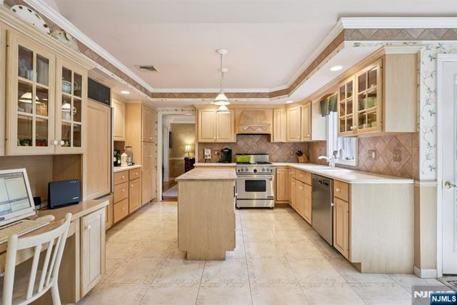 2 Crocker Mansion Drive, Mahwah, NJ 07430