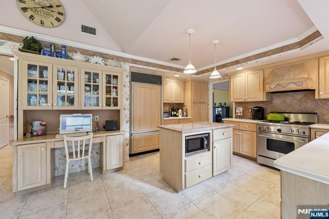 2 Crocker Mansion Drive, Mahwah, NJ 07430