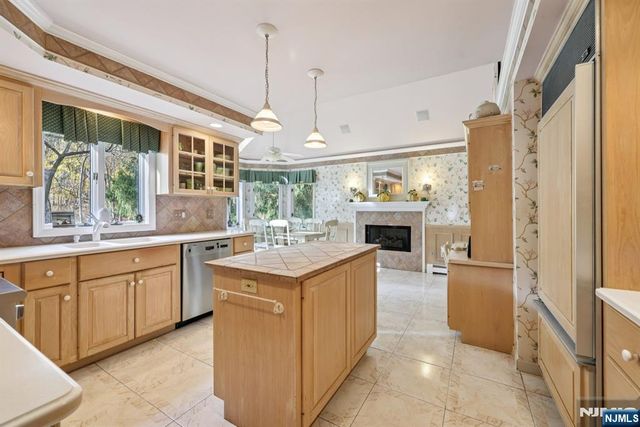 2 Crocker Mansion Drive, Mahwah, NJ 07430
