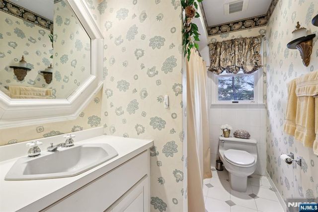 2 Crocker Mansion Drive, Mahwah, NJ 07430