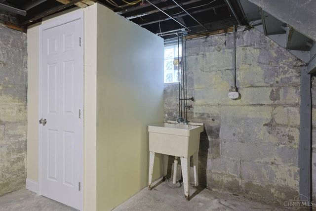 2956 Henshaw Avenue, Cincinnati, OH 45225