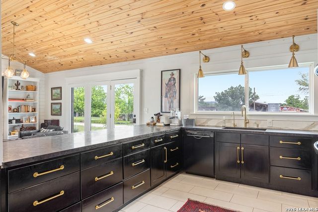 121 Simpson Rd, Comfort, TX 78013