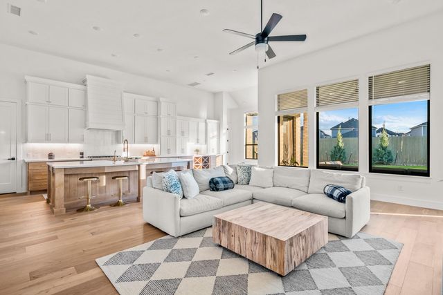 511 Irvine CIR, Liberty Hill, TX 78642