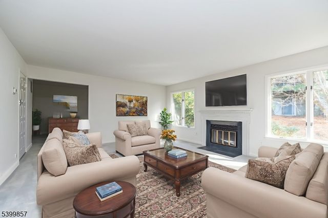 13 Greenbriar Ln, Clinton Twp., NJ 08801