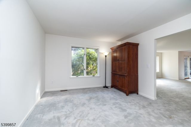 13 Greenbriar Ln, Clinton Twp., NJ 08801