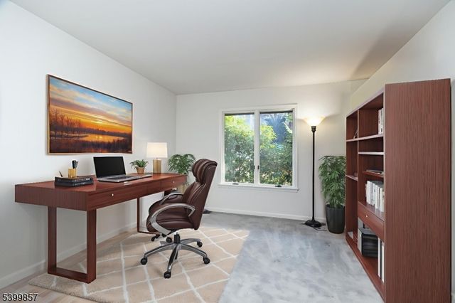 13 Greenbriar Ln, Clinton Twp., NJ 08801