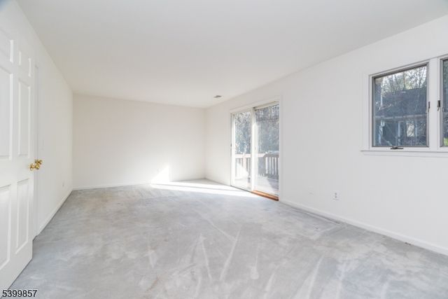 13 Greenbriar Ln, Clinton Twp., NJ 08801