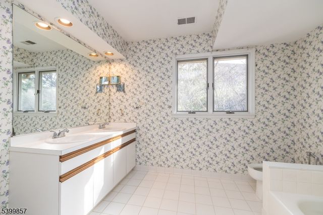 13 Greenbriar Ln, Clinton Twp., NJ 08801